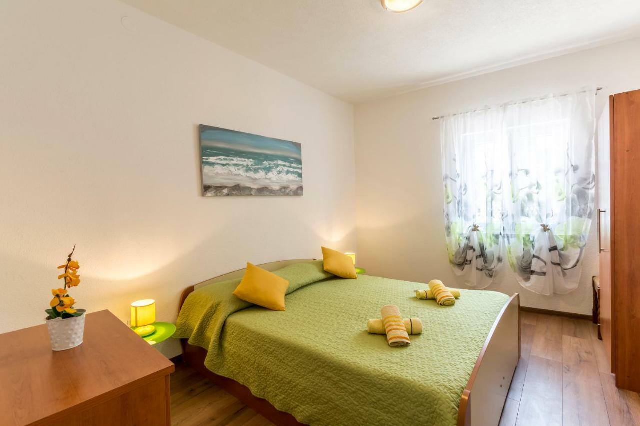 Apartments Petra Бол Екстериор снимка