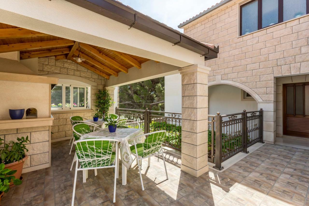 Apartments Petra Бол Екстериор снимка
