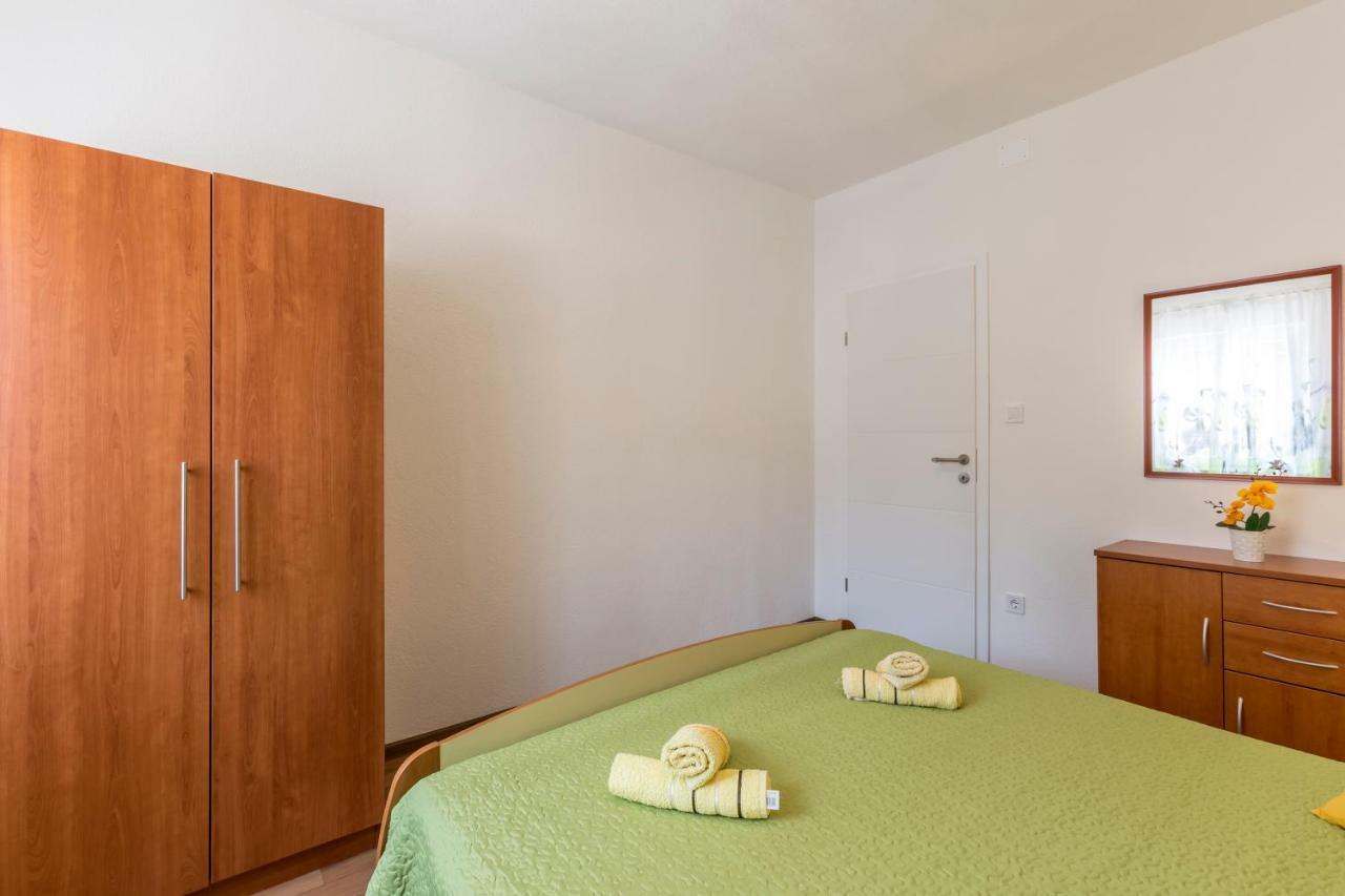 Apartments Petra Бол Екстериор снимка