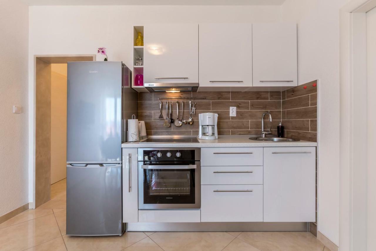 Apartments Petra Бол Екстериор снимка