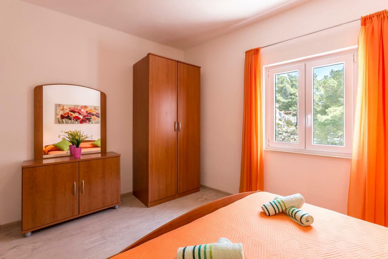 Apartments Petra Бол Екстериор снимка